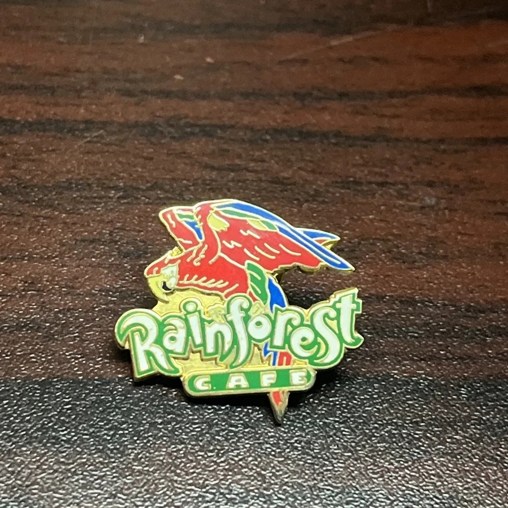 Rainforest Cafe‎ Rio Macaw Parrot Mascot Lapel Hat Pin